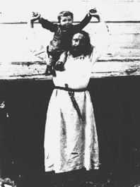 П.А.Флоренский с дочерью Марией. Сергиев Поосад, 1926.